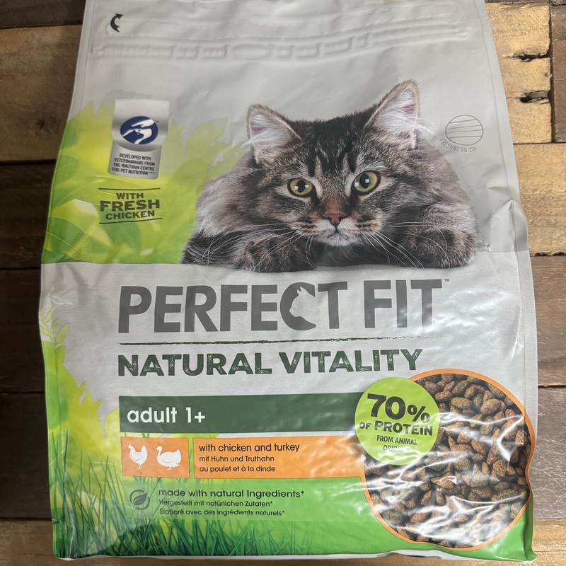 2.4kg Perfect Fit Natural Vitality Adult Complete Dry Cat Food Chicken & Turkey (1x2.4kg)